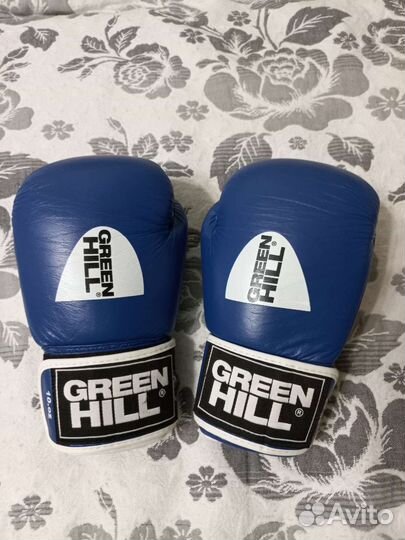 Шлем и перчатки для бокса