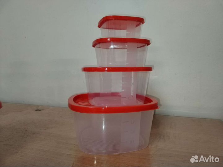 Пластиковые контейнеры для хранения продуктов
