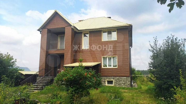 Коттедж 200 м² на участке 10 сот.