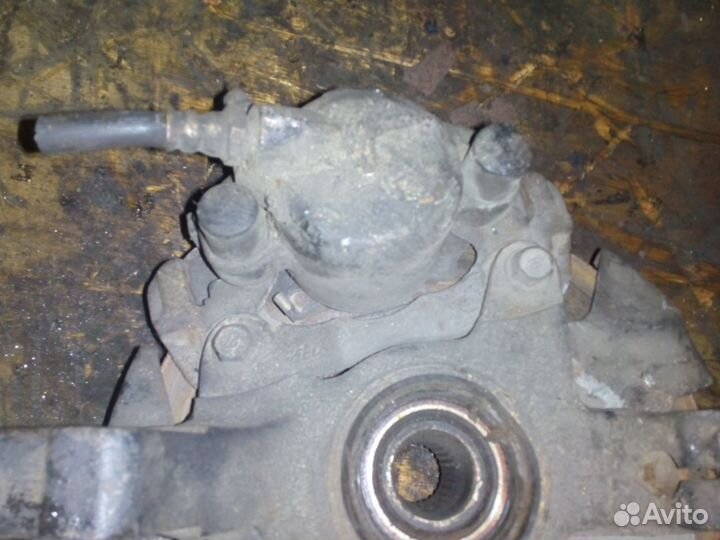 Суппорт передний левый в сборе на Kia Sephia