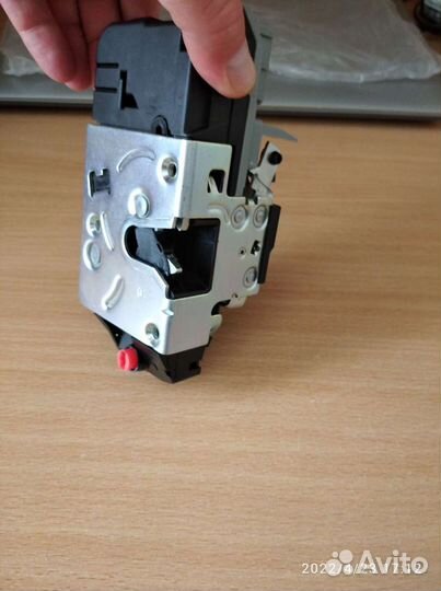 Замок двери ваз-2190 задний левый