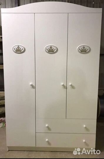 Шкаф для одежды трехстворчатый