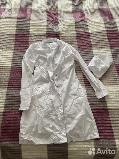 Белый медицинский халат с шапочкой