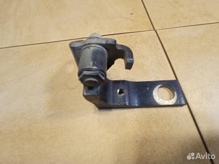 Петля двери задней правой нижняя Ford Focus 3 CB8