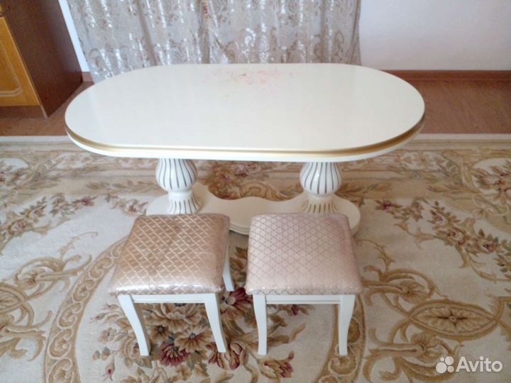 Журнальный стол со стульями