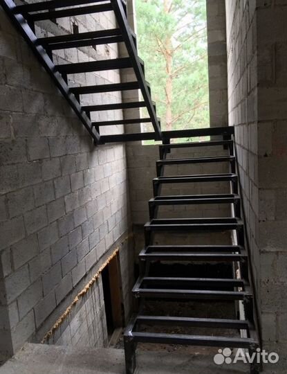 Металлокаркас Г-образной Лестницы в Коттедж