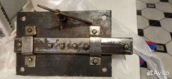 Внутренний замок на сарай, гараж