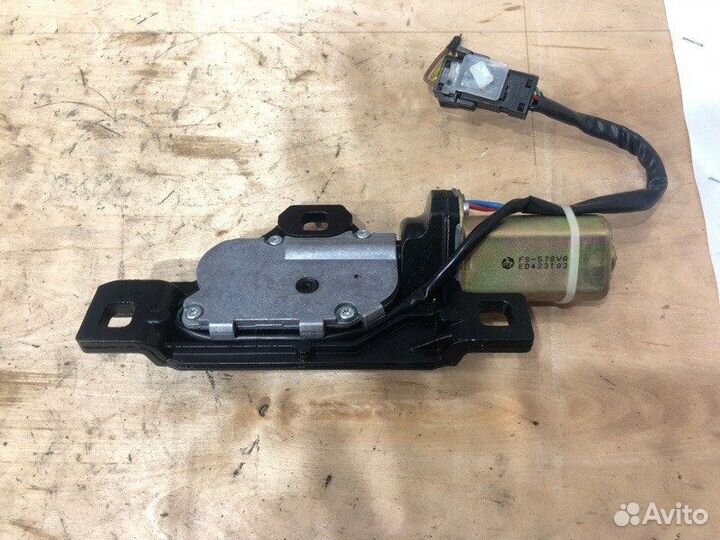 Доводчик двери багажника Bmw 7 E65 N62B36 2003