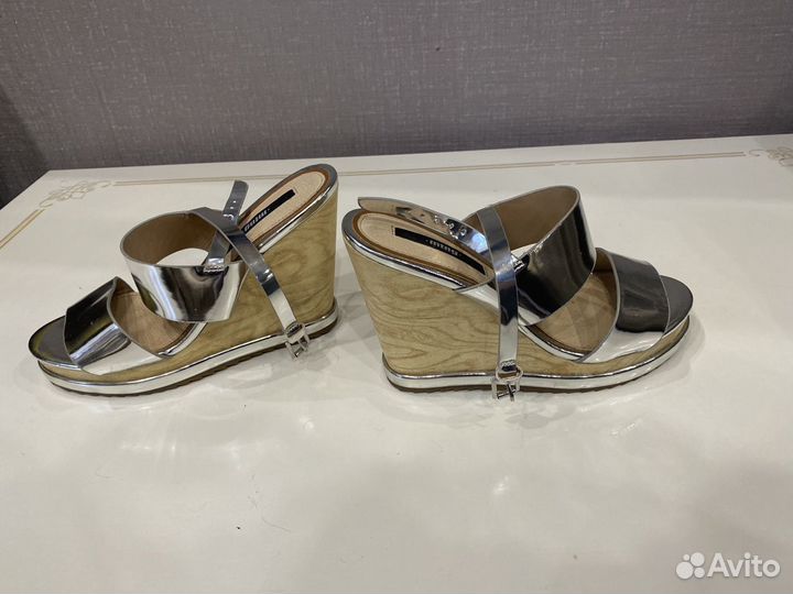 Босоножки на танкетке кожаные 37