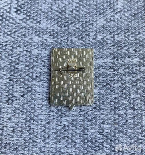 Значок времен СССР - Герб - Красное - Птица. Пушка