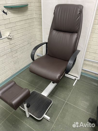 Педикюрное кресло и маникюрный стол бу