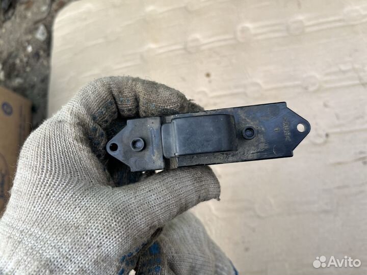 Кнопка стеклоподъемника Мицубиси Лансер 10