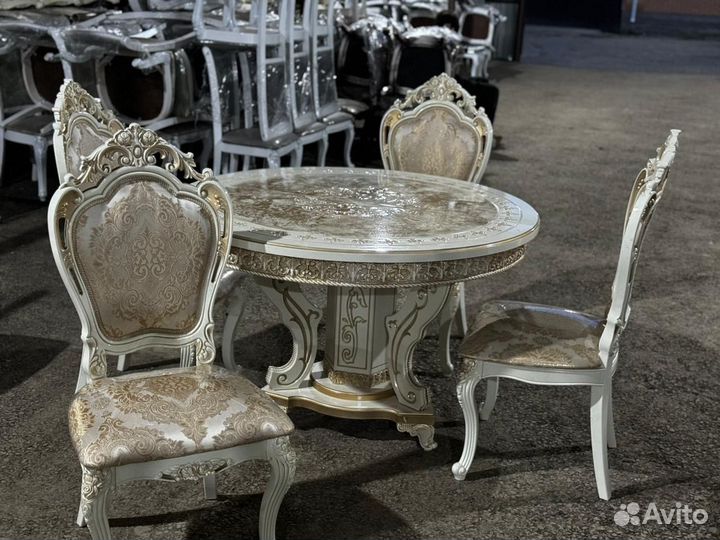 Стол и стулья