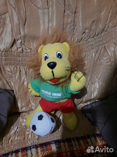 Лев-футболист, мягкая игрушка