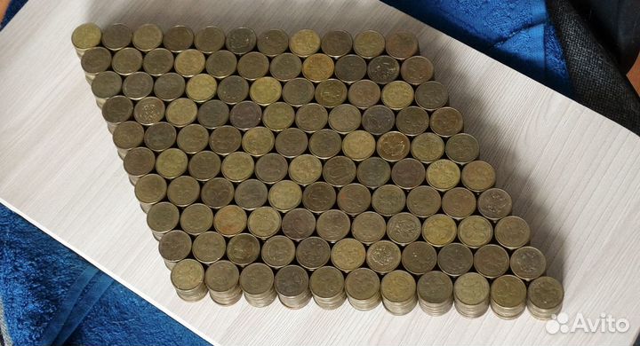 Шикарная коллекция из 1 200 монет номиналом в 10 р