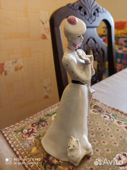 Статуэтка дама с собачкой
