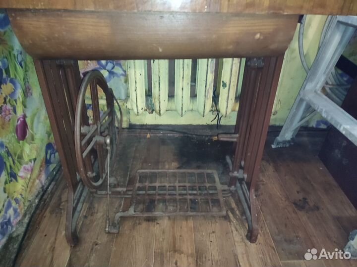 Швейная машина ножная СССР, подножье металл