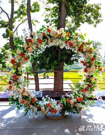 Свадебная арка, столы молодоженов, декор, оформлен