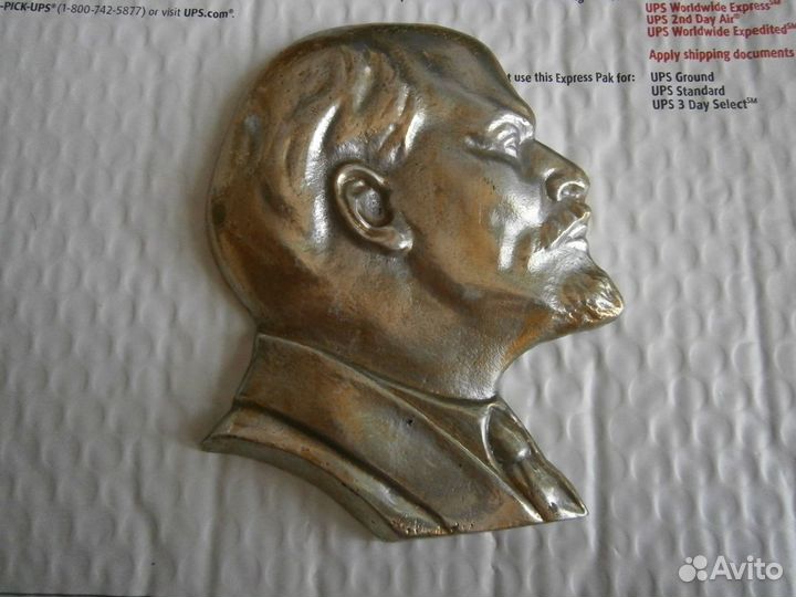 Барельеф Ленин