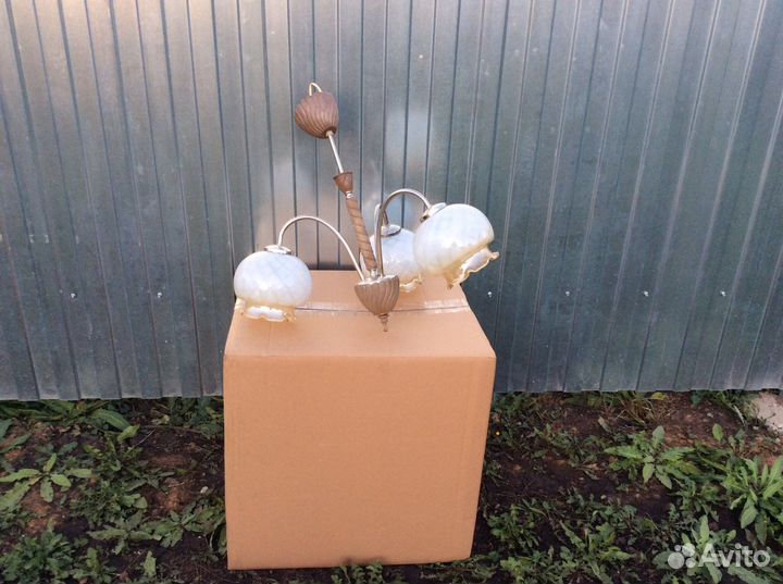 Много разных люстр и плафонов