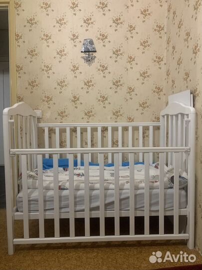 Детская кроватка с поперечным маятником