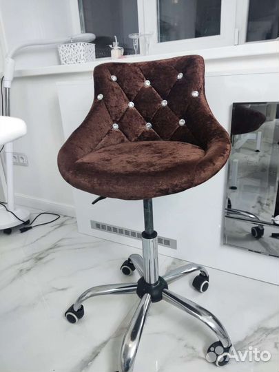 Стул для мастера с регулировкой по высоте