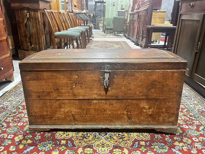 Сундук старинный