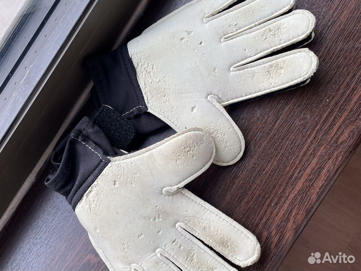 Вратарские перчатки