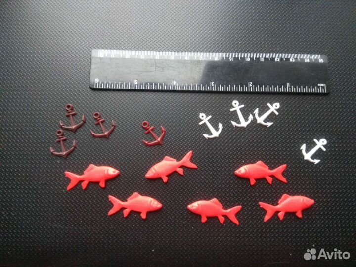 Фигурки: парусники, штурвалы, якоря, улитки