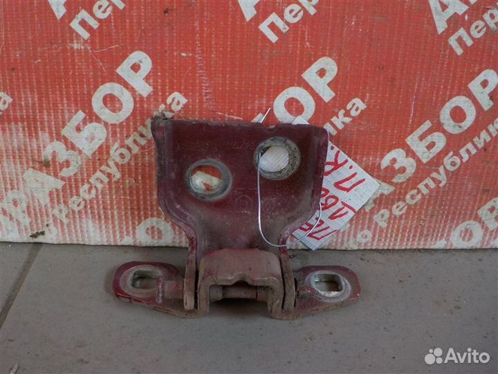 Петля двери нижняя передняя правая Renault Duster