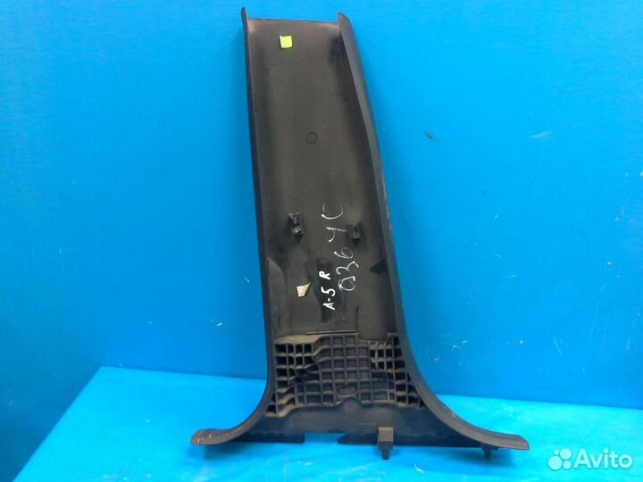 Обшивка средней стойки правая Skoda Octavia (A5 1Z