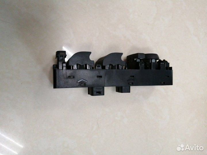 Блок стеклоподъемников Renault Fluence седан