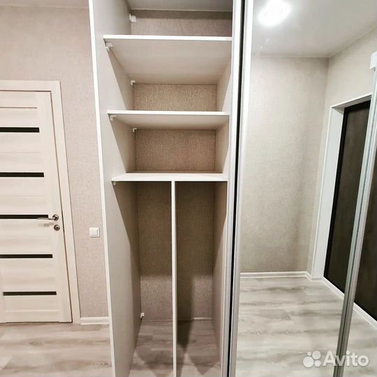 Белый шкаф с зеркалом. Шкаф для одежды