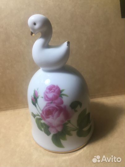 Фарфоровый колокольчик с лебедем