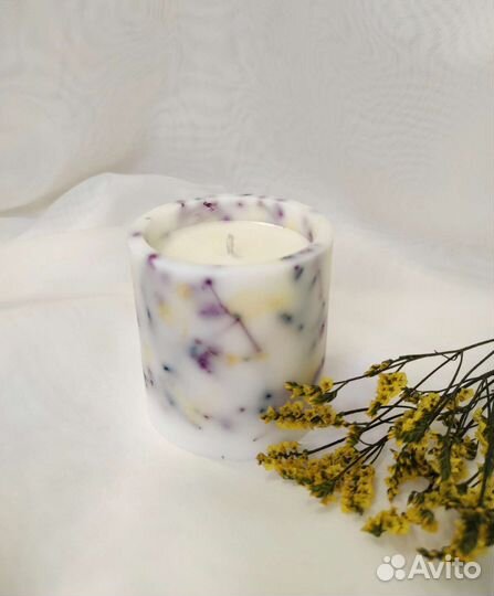 Ботаническая свеча с цветами в стенках