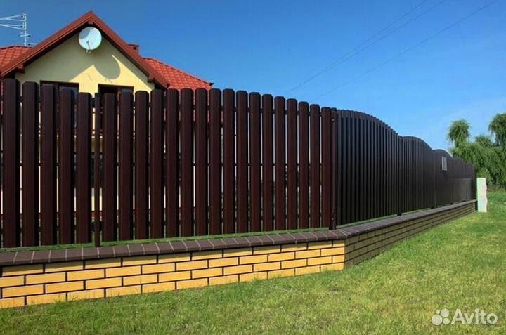 Забор из металлического штакетника в ло