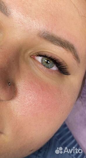 Наращивание ресниц, оформление бровей