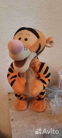 Тигра Дисней прыгает смеется говорит