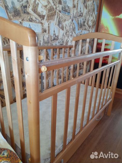 Детская кроватка с маятником