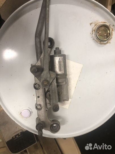 Мотрчик дворников с трапецией на Ауди Q7