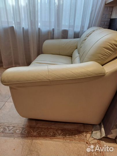 Кожаный диван