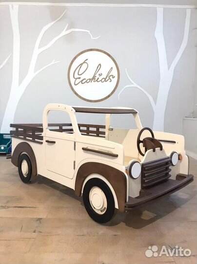 Детская кровать-машинка