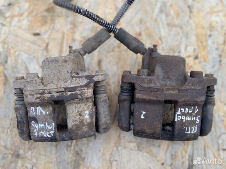 Суппорт передий левый Renault Symbol 1