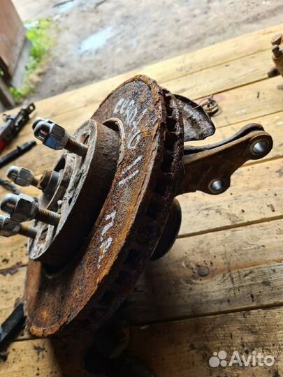 Кулак поворотный передний левый kia cerato 2.2011