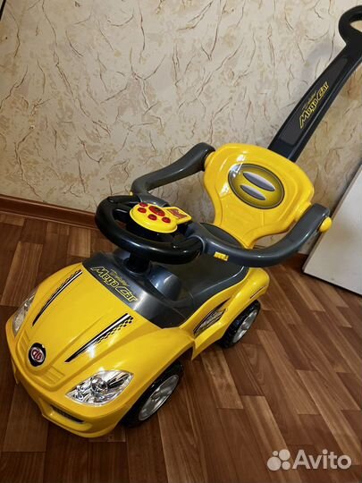 Машинка каталка с ручкой