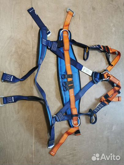 Страховочная привязь для высотных работ