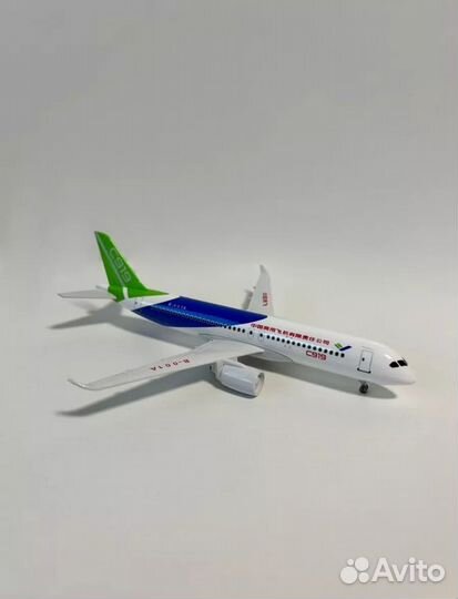 Модель самолета Comac C919