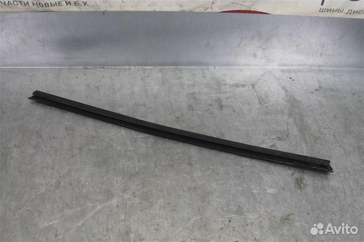 Уплотнитель стекла двери передней правой Ford Foc