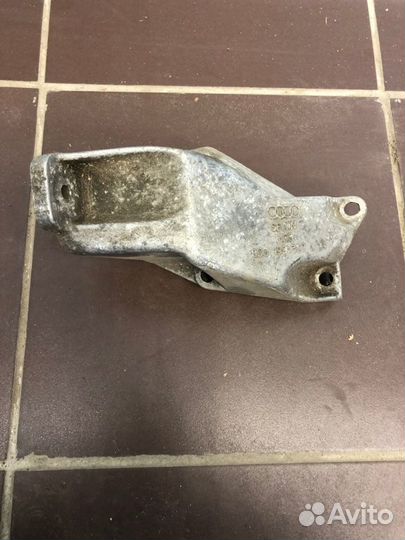 Кронштейн опоры кпп Audi A4 B5