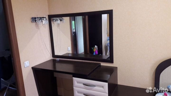 Продаю стол туалетный с тумбой и зеркалом